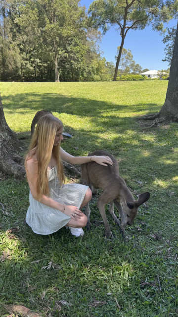 au pair padding a kangaroo