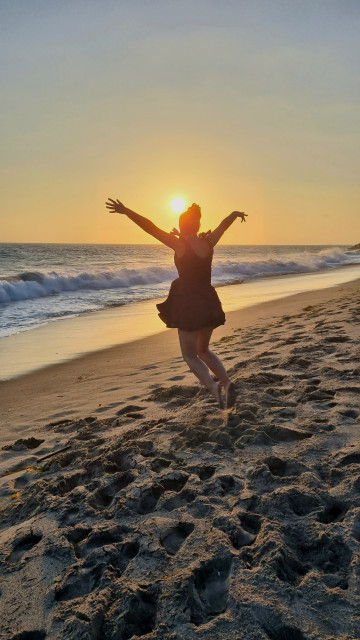 au pair at sunset at the beach