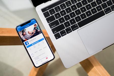 Smartphone und Laptop mit Facebook App
